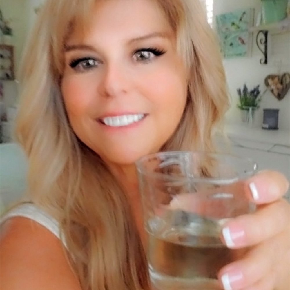 🦋Meet your Posh Seller, Sharon: Make an offer! - Picture 4 of 11